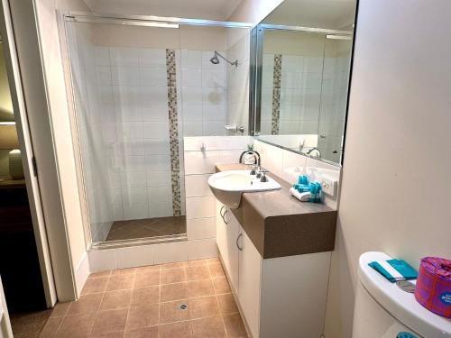 ein Badezimmer mit Waschbecken und Dusche in der Unterkunft SeventyThree at Cape View Resort in Broadwater