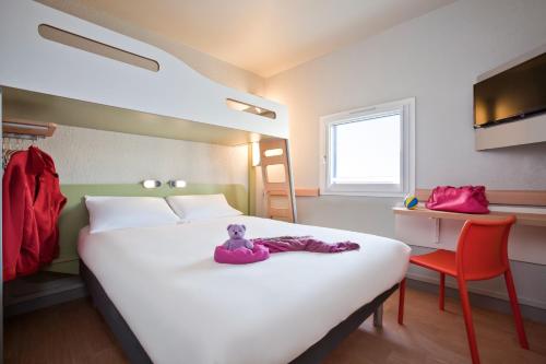 A bed or beds in a room at ibis budget Pontault Combault RN4 Marne La Vallée