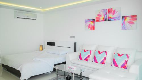 una sala de estar con dos camas y un sofá en Wong Amat Tower By Peter, en Norte de Pattaya