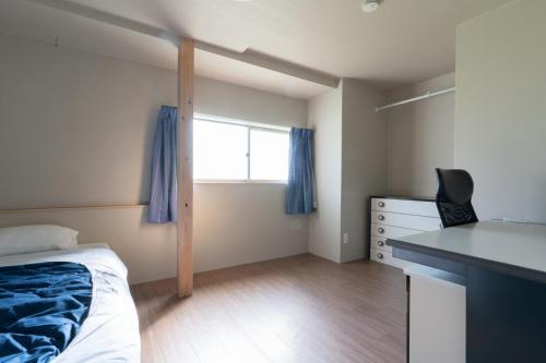 Postel nebo postele na pokoji v ubytování OSAKA NOSE SHARE HOUSE ツナグ tsunagu