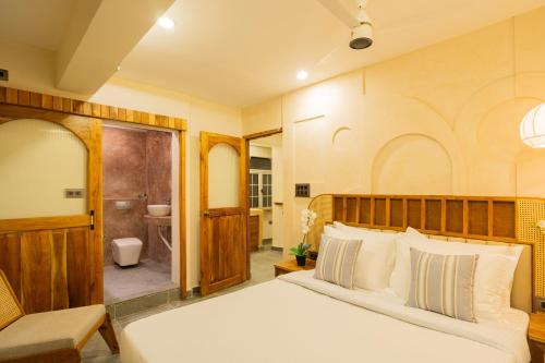 Giường trong phòng chung tại La Vaiencia luxury apartments - Siolim