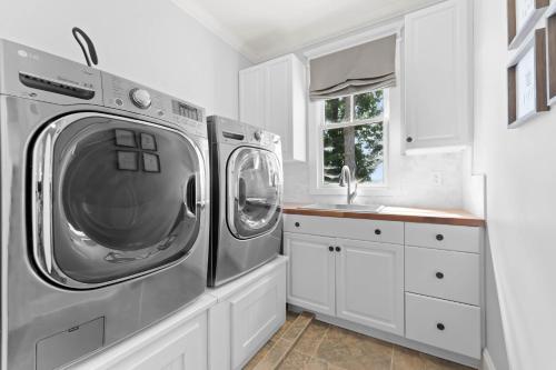 a kitchen with a washing machine and a sink at Paradise Pointe by AvantStay Lakefront Views Playset in Lake Norman of Catawba