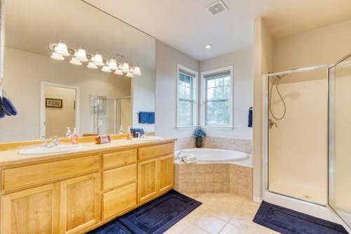 レドモンドにあるForest Ridge Loop by AvantStay Hot Tub Private Community Amenitiesの浴槽、洗面台、シャワーを備えたバスルーム