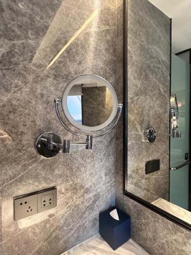 a bathroom with a mirror and a sink at 六盘水星俪岚酒店 in Shuicheng