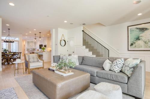 a living room with a couch and a table at Emerald Cove by AvantStay Mins to Beach Pier in Newport Beach