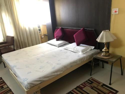 Giường trong phòng chung tại Mewar Inn