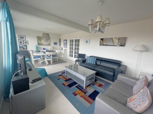 un salon avec un canapé et une table dans l'établissement T2 Confortable avec Balcon, Parking et Équipements, Centre Arcachon, Proche Plage et Casino - FR-1-474-72, à Arcachon