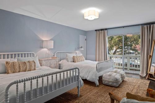 una camera da letto con due letti e una finestra di Wine Country Estate by AvantStay Pool Spa Barn a Sonoma
