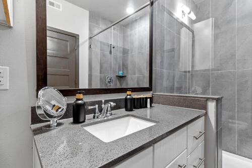 Ένα μπάνιο στο Modern 1BR Retreat Pool Free Wi-Fi Free Parking