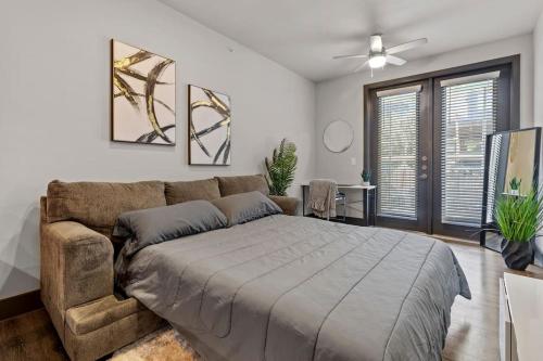 Ένα ή περισσότερα κρεβάτια σε δωμάτιο στο Modern 1BR Retreat Pool Free Wi-Fi Free Parking