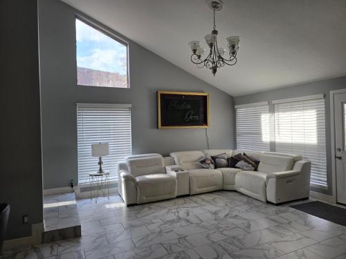 a living room with a couch and a chandelier at 1976HoustonGem Luminous PvTPool & HotTub DT20mins for LRG Families 6Beds 2Bath in Houston