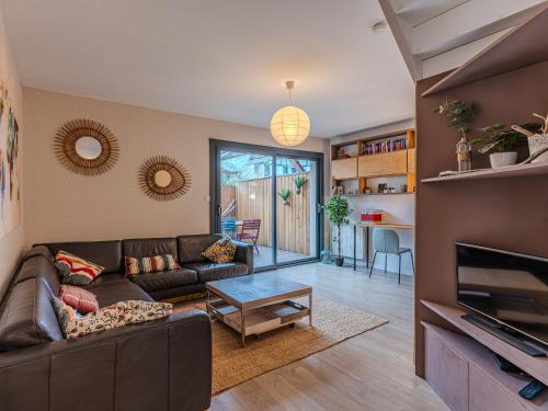un salon avec un canapé et une table dans l'établissement Maison au Centre - 8 Pers - WIFI, Terrasses, Proche Commerces - FR-1-521-232, à Biscarrosse