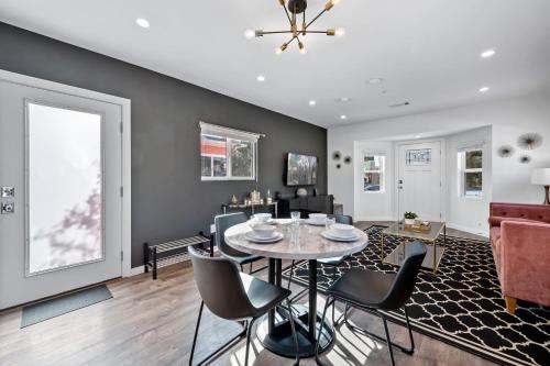 a dining room with a table and chairs at Art Deco by AvantStay 1920s Remodeled Bungalow Open Layout Courtyard in Los Angeles
