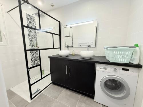 une salle de bain avec une machine à laver et un lavabo dans l'établissement Maison moderne 200m plage, 4 chambres, jardin privé, Wifi, vélos - Saint-Pierre-d'Oléron - FR-1-778-35, à Saint-Pierre-dʼOléron