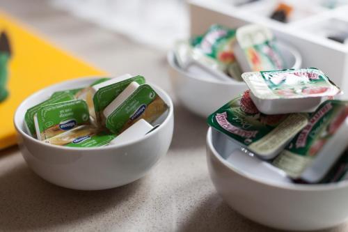 tres tazones blancos llenos de diferentes tipos de comida en Casa d'Avenida, en Manteigas