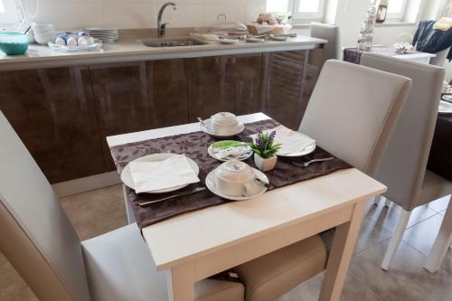 una mesa con platos en la cocina en Casa d'Avenida, en Manteigas