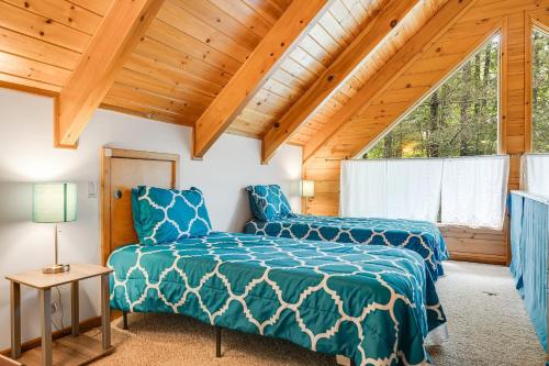a bedroom with a bed and a chair at Twin Creeks Lodge by AvantStay 33 Acre Retreat in Brevard