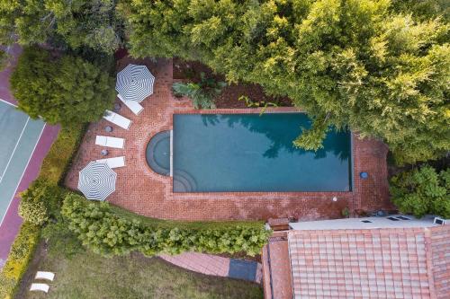 an overhead view of a swimming pool in a yard at Dume Point by AvantStay Tennis Pool in Malibu in Malibu