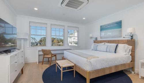 Ένα ή περισσότερα κρεβάτια σε δωμάτιο στο Canoe Place Waterfront Residences