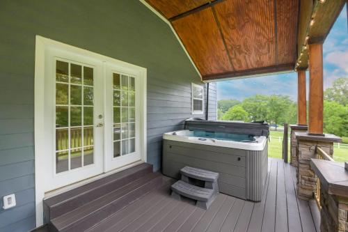 ArdenにあるRiverside Ranch by AvantStay Mins to Downtownのポーチ(スクリーン付)、ホットタブ付きのデッキ