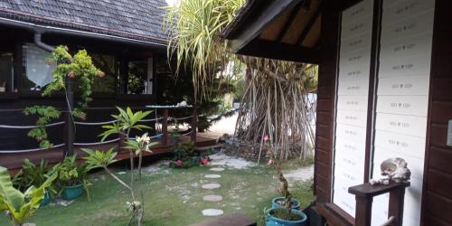a garden in front of a house with plants at Fare Mama Fenua plage baleines Moorea Temae in Teavaro