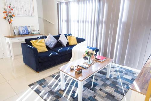 Posezení v ubytování 3BR Modern Townhouse with Free Parking