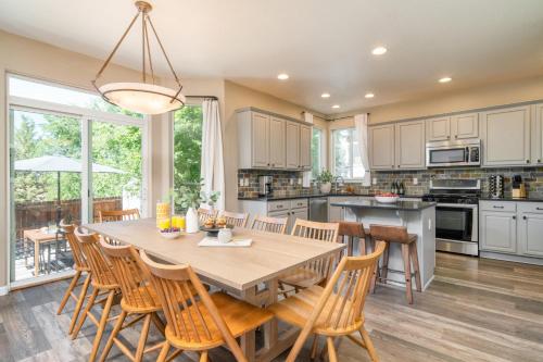 Η κουζίνα ή μικρή κουζίνα στο Ponderosa Pines by AvantStay Gorgeous Deck 10 mins from Central Bend Family Friendly