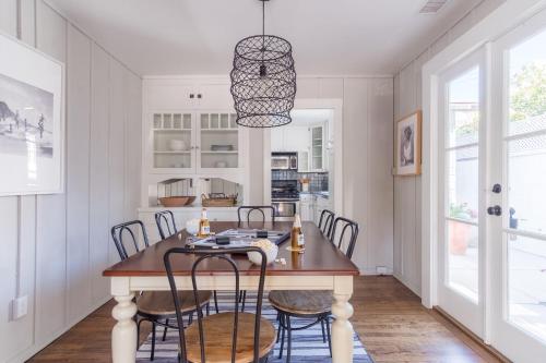 a dining room with a table and chairs at Topaz By AvantStay Adorable Cottage Walking Distance to Beach w Large Patio in San Diego