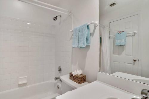 Koupelna v ubytování Key West Found by AvantStay Close to Shops w Patio Shared Pool Week Long Stays Only