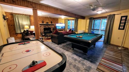 Gallery image of The Bear Foot Lodge by AvantStay Game Room Deck BeachLake Access in Albrightsville