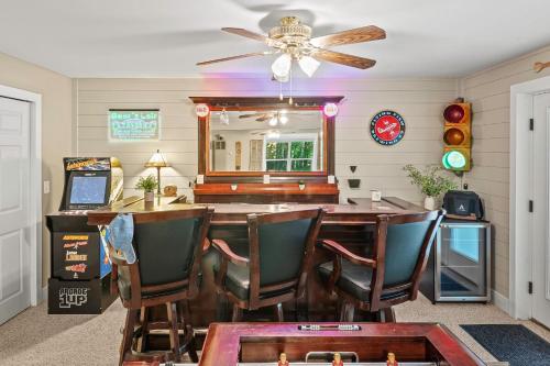 Fotografie z fotogalerie ubytování Alpine Serenity by AvantStay Beach Lake Access Theater Deck Playroom v destinaci Albrightsville