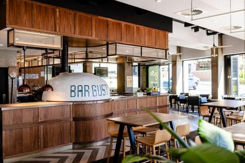 Un restaurante o sitio para comer en Rydges Fortitude Valley