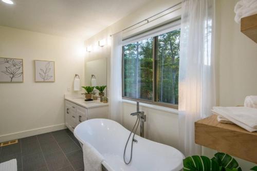 Bilik mandi di Modern Escape by Avanstay Views 10min to Town