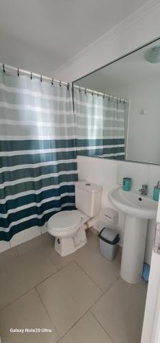 a bathroom with a toilet and a sink at Departamento 11 arriendo por dia Arica SOL primer piso in Arica
