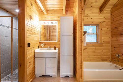 Ένα μπάνιο στο Leyland by AvantStay Cabin Mansion w Views