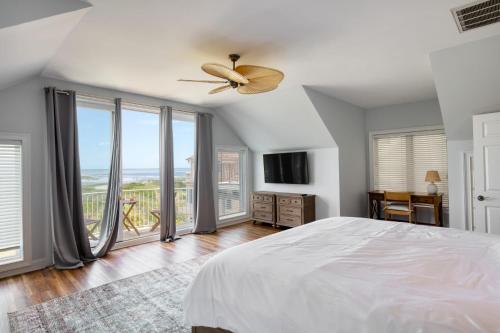 Postel nebo postele na pokoji v ubytování Beachwalk by AvantStay Hilton Head Oasis Steps from Singleton Beach