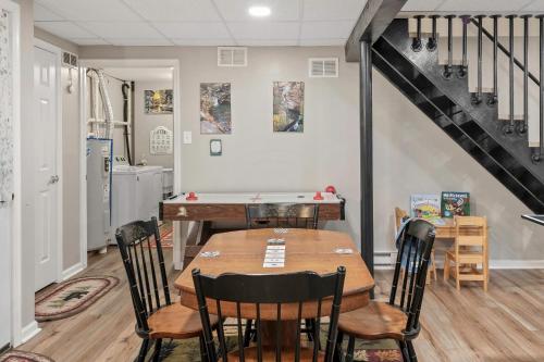 a dining room with a table and chairs at Ridge Retreat by AvantStay Game Room Covered Porch Fire Pit in Blakeslee