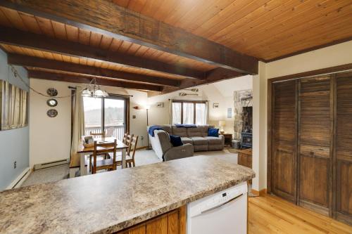 Χώρος καθιστικού στο Chalet All Day AvantStay Lakeside Firepit Shared Pool