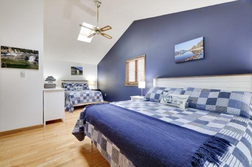 Ένα ή περισσότερα κρεβάτια σε δωμάτιο στο Chalet All Day AvantStay Lakeside Firepit Shared Pool