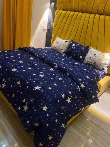 A bed or beds in a room at Ephpatha Apartment