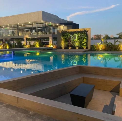 a swimming pool in front of a building at Apartamento Panorámico in Santa Cruz de la Sierra