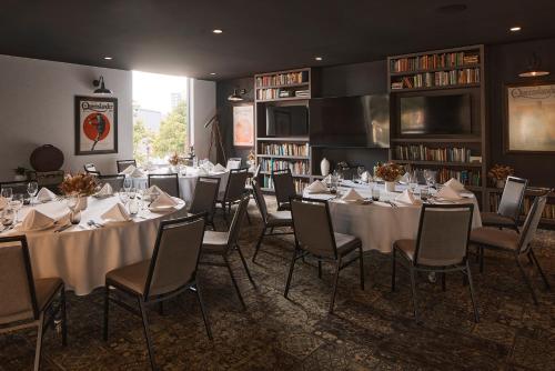 Un restaurante o sitio para comer en Rydges Fortitude Valley