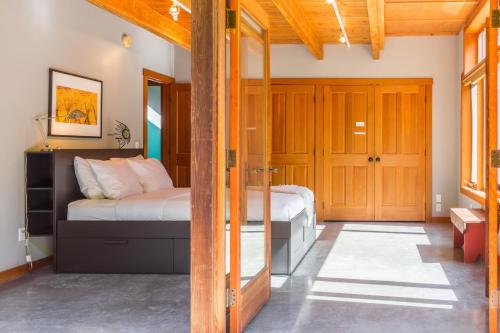 a bedroom with a bed and a door with a bed at Rhythm Waters by AvantStay Garden Paradise Pond in Langley