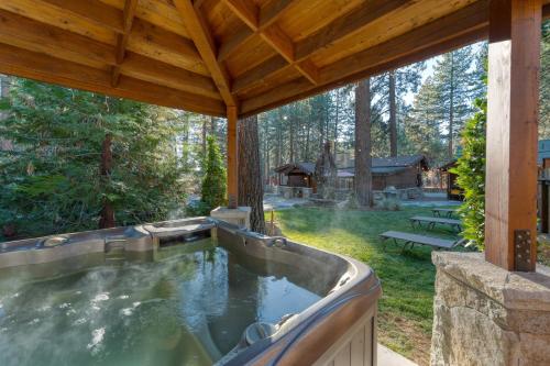 Сад в Lake Star by AvantStay Hot Tub Walk to Beach