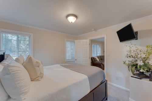 Кровать или кровати в номере Lake Star by AvantStay Hot Tub Walk to Beach