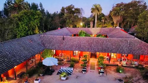 an overhead view of a house with a patio at Casona Lo Aguirre , Hospedaje de Temporada Cálidas in Talagante