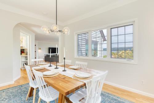 Colonial Bluff House Above the Sea by AvantStayにあるテレビまたはエンターテインメントセンター