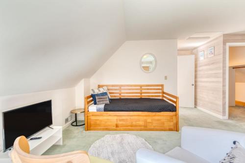 Colonial Bluff House Above the Sea by AvantStayにあるテレビまたはエンターテインメントセンター