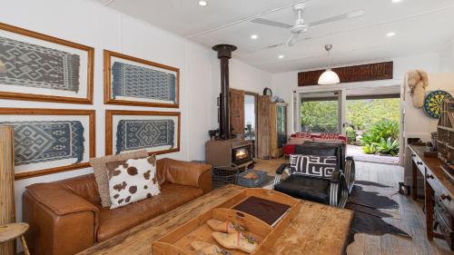 Χώρος καθιστικού στο Berry Mountain Hideaway - By Berry Getaways