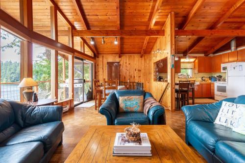 Χώρος καθιστικού στο Goss Lake Getaway by AvantStay Lakefront Escape
